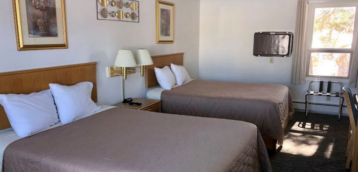 Budget Host Inn (Cloverland Court Motel, Cloverland Motel) - Web Listing (newer photo)